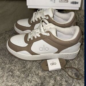 ALO Yoga Kids' Cream and Tan Sneakers